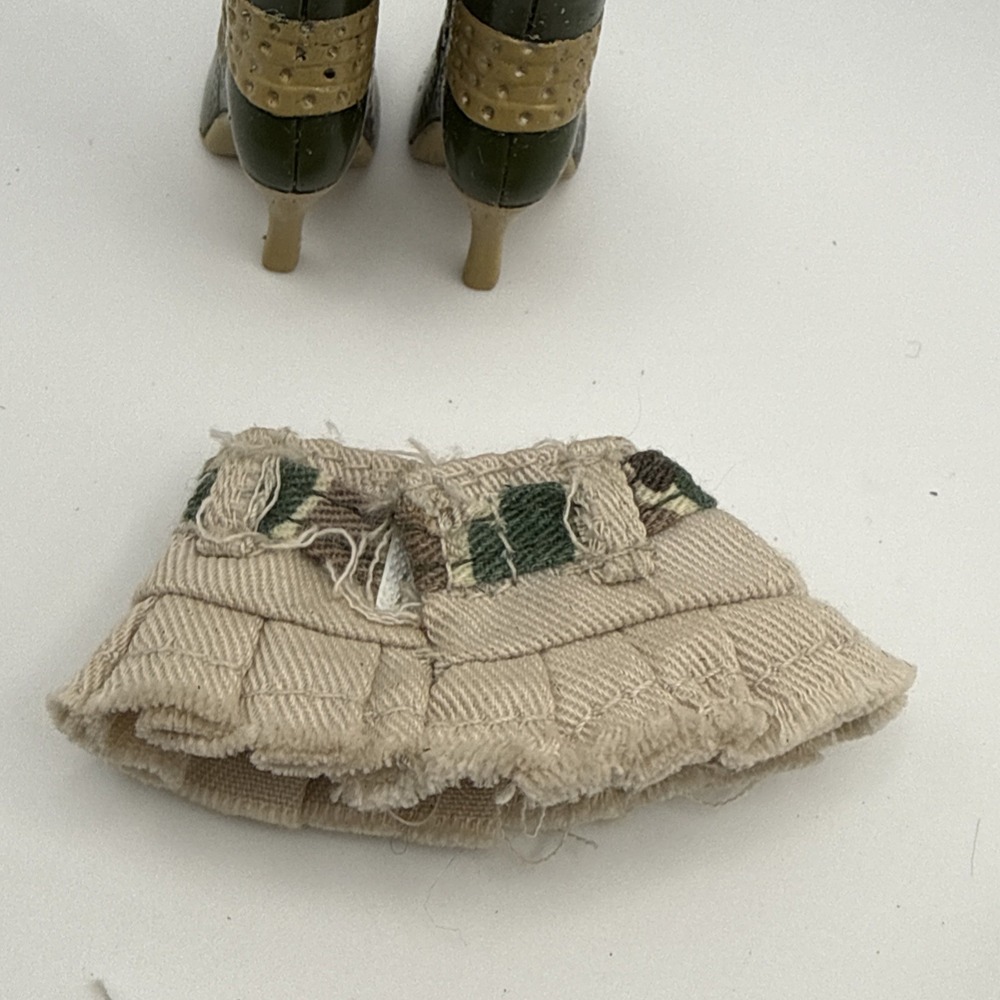 Bratz Wild Life Safari Cloe 2004 Replacement Shoes Purse Skirt & Binoculars - Picture 8 of 15